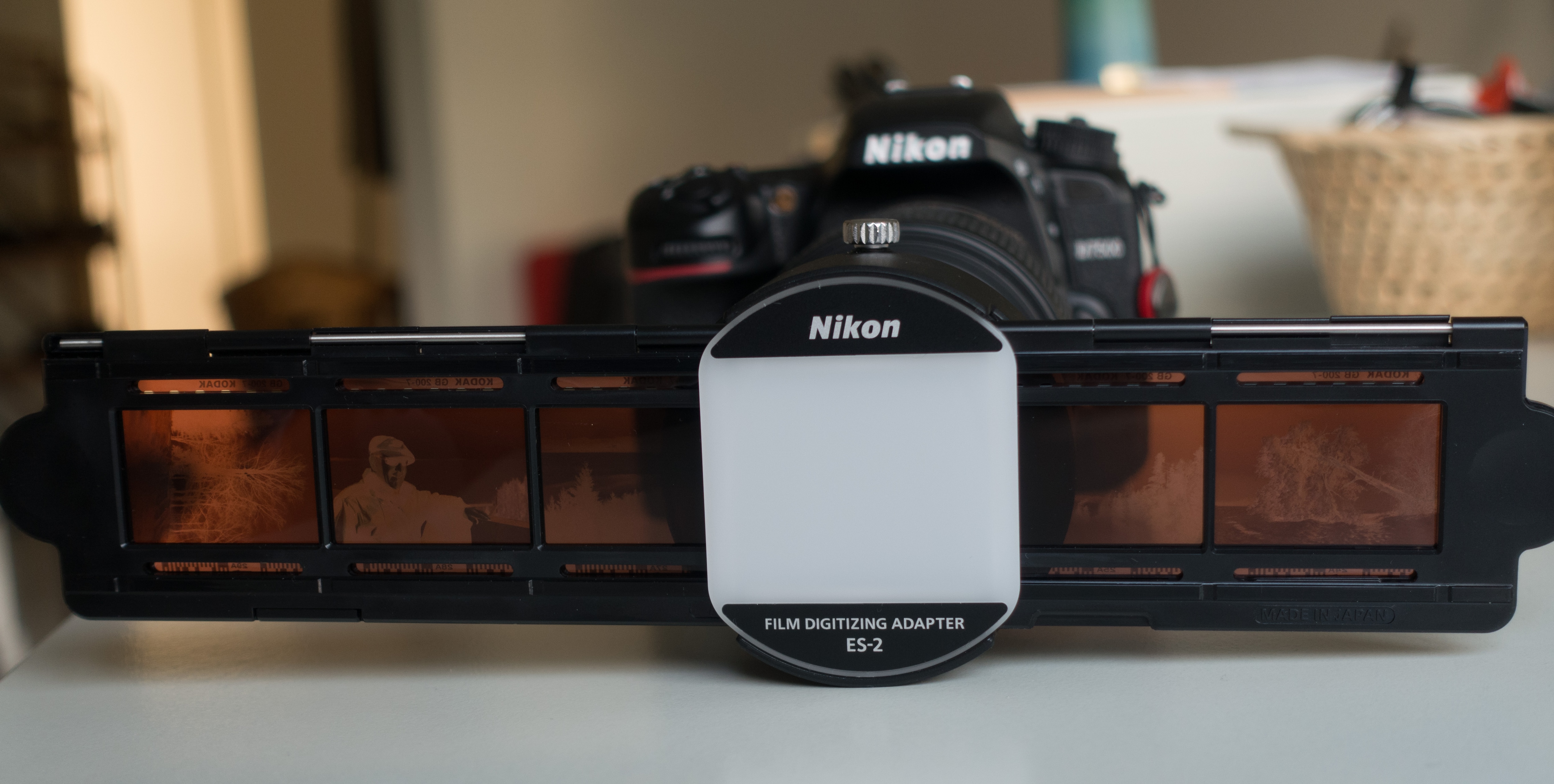 Nikon　es-2 Our test: scanning photos with the Nikon ES-2 adapter - Digitec
