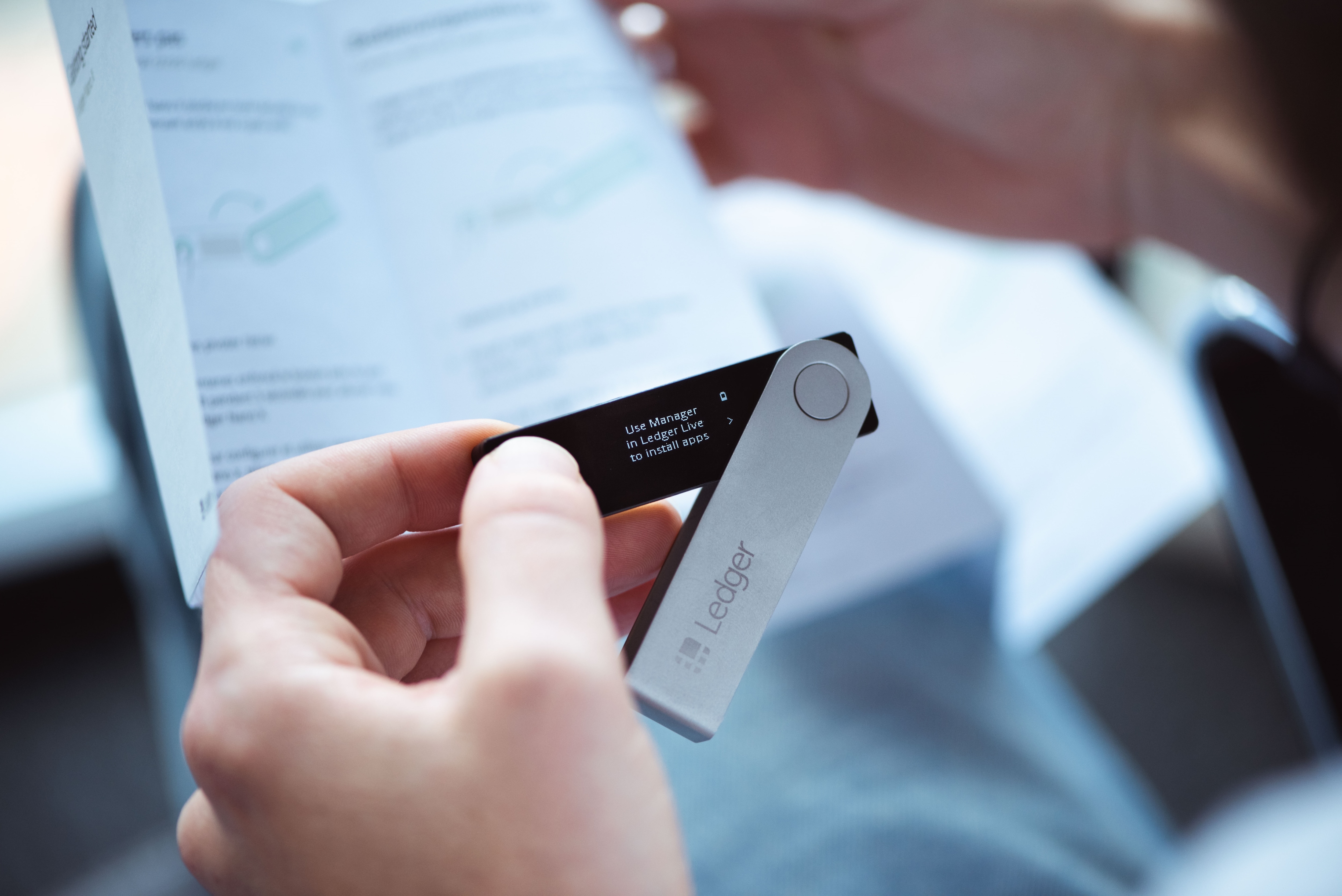 Review: Das Krypto-Wallet Ledger Nano X im Test - Digitec