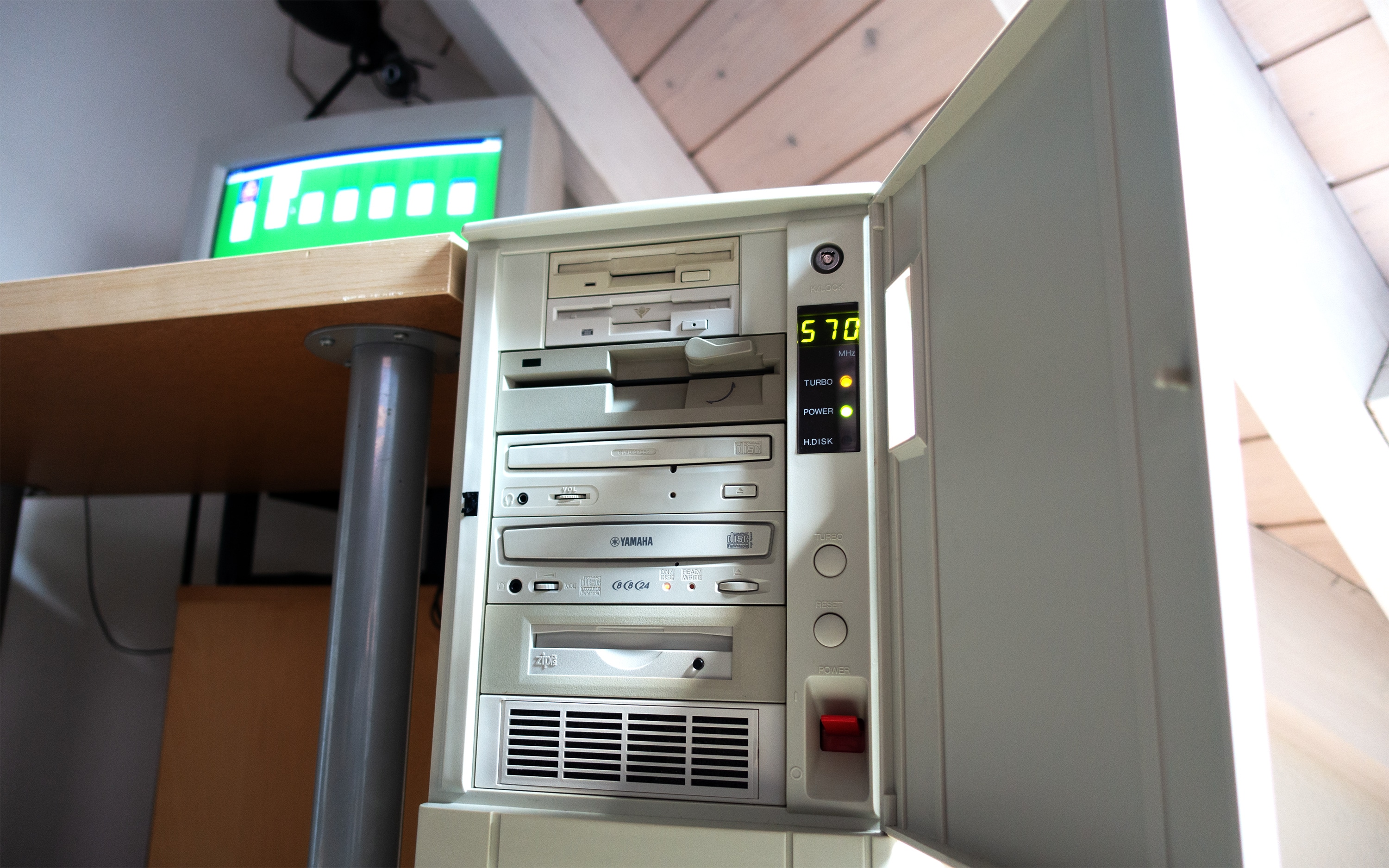 Windows 98 is turning 25 – and I'm spending the week working with