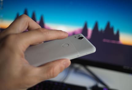 Der Fingerabdrucksensor ist perfekt mit dem Finger erreichbar