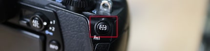 Ce bouton active les champs de mesure sur l'Olympus E-M1 II.