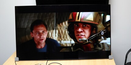 «Nous passons la télévision au crible fin. À vous.»