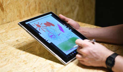 Auch in Tablet-Form bleibt es überraschend handlich.