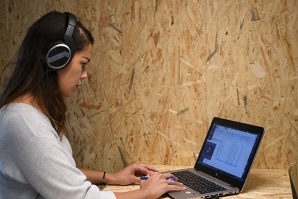 Senior editor Léonie: «The high-pitched sounds I can pick up would scare away all the local dogs.»