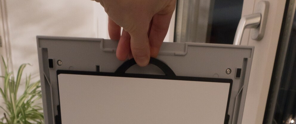Der weisse Aufsatz im Deckel muss weg. Der ist nur für Papiervorlagen gut.