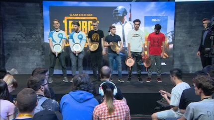 Yukie (3e de gauche) avec son trophée et son coéquipier belge THZ.
