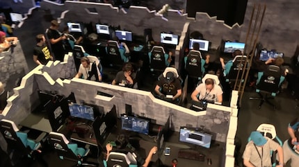 Ces fausses ruines étaient les coulisses de l’Invitational à la Gamescom.