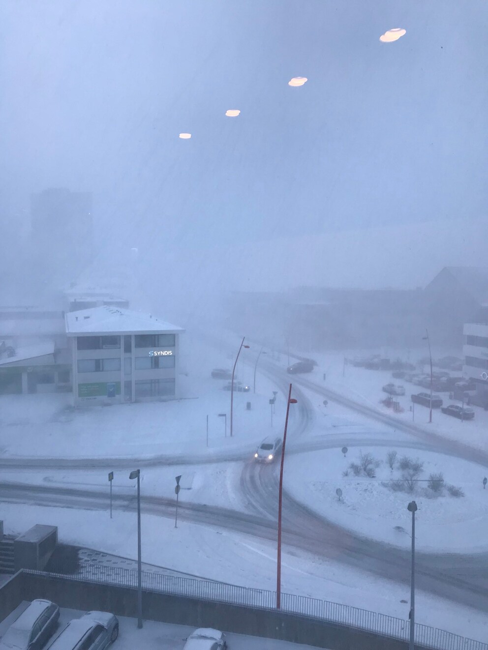 Ein Bild aus einem Fenster in Reykjavik