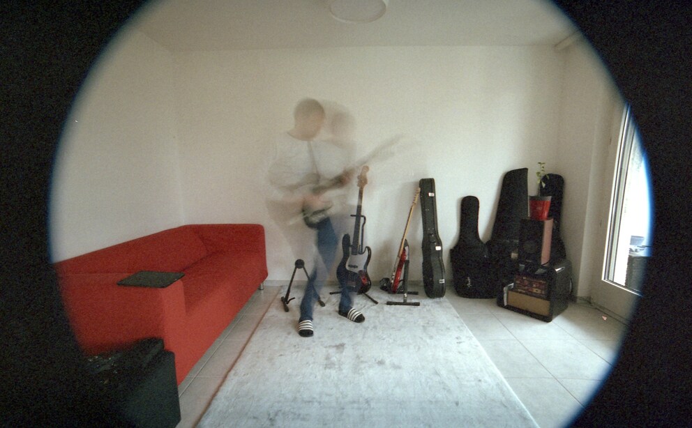 Jam sessions these days include the obligatory adilette.