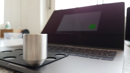 Calibrazione del trackpad con i pesi.
