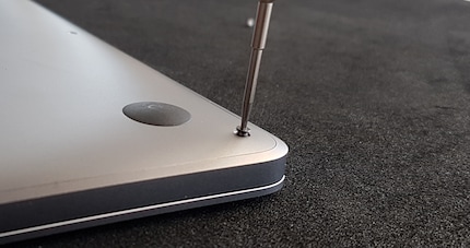 Una di quelle che sembrano 1000 viti sul Mac Book.