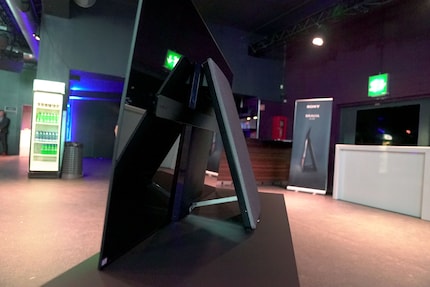 Droite : L'arrière de l'A1-OLED avec panneau incliné.