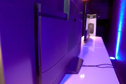 Gauche : L'arrière de l'AF8-OLED.