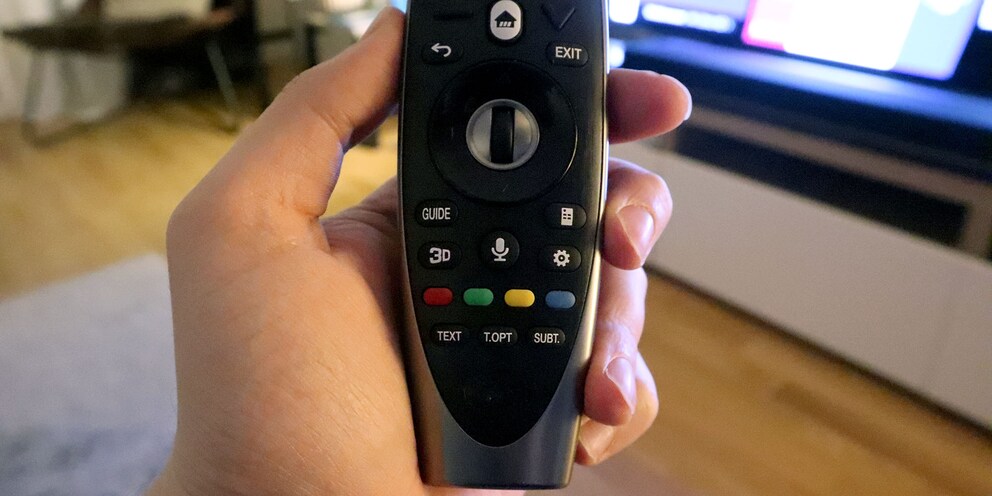 Der Mikrofon-Button auf deiner Fernbedienung: Probier's einfach mal aus.