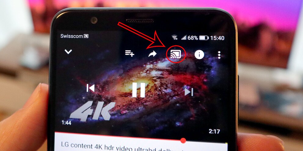Das kleine Viereck mit der gewellten Ecke unten links. Damit streamst du das Handy-Bild auf ein Gerät im selben Netzwerk.