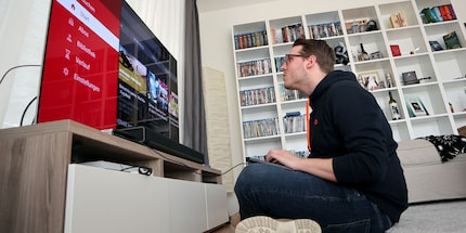 Nein, so nah brauchst du nicht am Fernseher zu sitzen