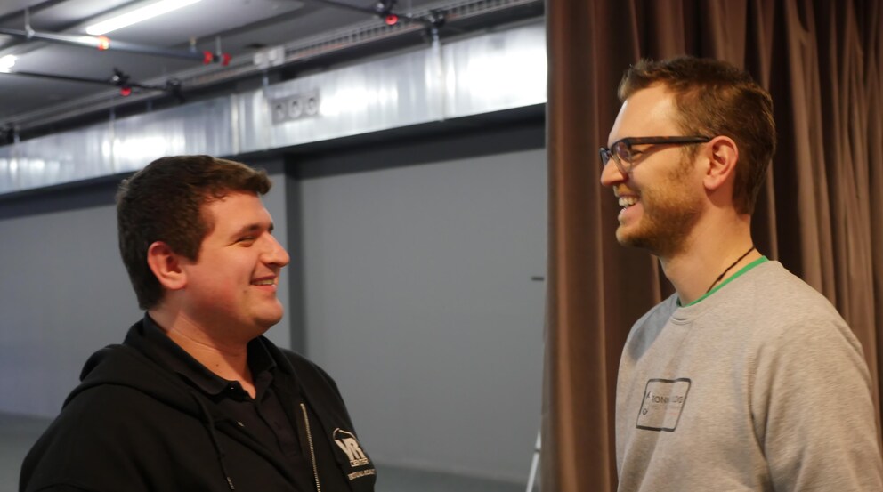 Fabian Freund und Ronny Tobler besprechen die letzten Details, bevor der Vorhang fällt (sprichwörtlich).