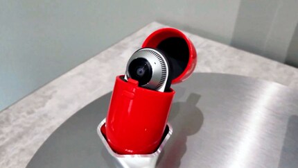 Das Kamera-Modul kommt im eigenen knallroten Case
