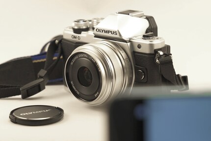 Rechts vom Olympus Logo ist der Unterschied sichtbar (ohne Papier).