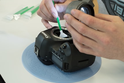 Une loupe et un tapis antistatique figurent parmi les outils de base.