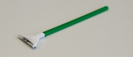 La saleté s’accumule sur la monture de l’objectif. Vous pouvez la nettoyer avec des swabs usagés.