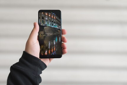 Der Notch wird entweder softwareseitig unsichtbar gemacht, oder aber er interferiert nicht mit dem Handling des Phones