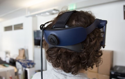 Wie beim Velohelm kann per Drehverschluss das Headset enger gemacht werden.
