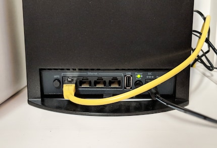 Der Extender verfügt über mehrere Netzwerkanschlüsse für weitere Geräte.