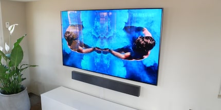 One Invisible Connection – un seul câble sort du téléviseur.