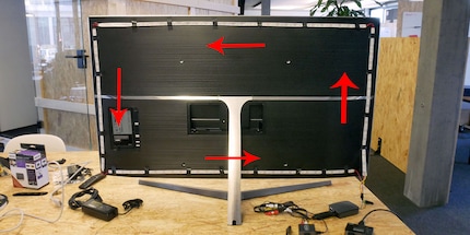 Voilà à quoi ça devrait ressembler quand les bandes LED sont collées sur la télé. Notre circuit commence en bas à droite.