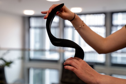 Der SoundWear lässt sich dank Gelenk verformen.