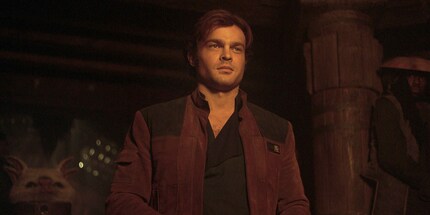 Alden Ehrenreich campe un Han Solo encore très jeune.