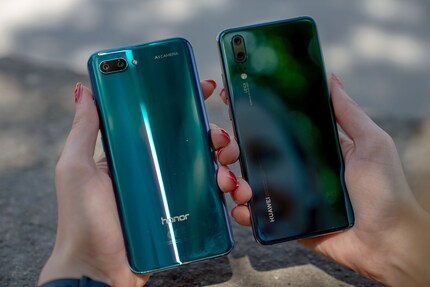 Sie könnten Zwillinge sein. Aber Huaweis Phone war zuerst da. Das Phone links ist dasselbe wie im Video oben, aber mit anderem Lichteinfall fotografiert.