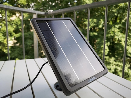 Damit du nicht ans Laden denken musst, kannst du die Argus 2 auch ans Solarpanel hängen.