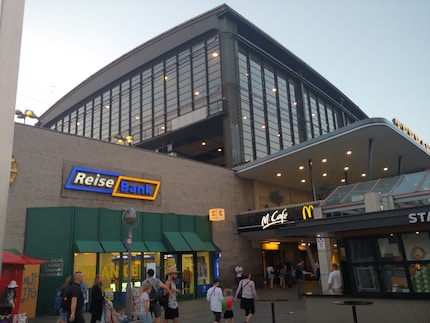 The Berlin Zoo station with the normal lens...