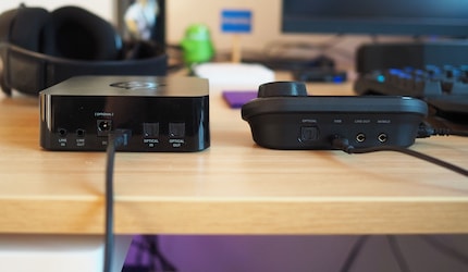 Links ist die Basis-Station für die Wireless-Version, rechts die Fernbedienung für den GameDAC.