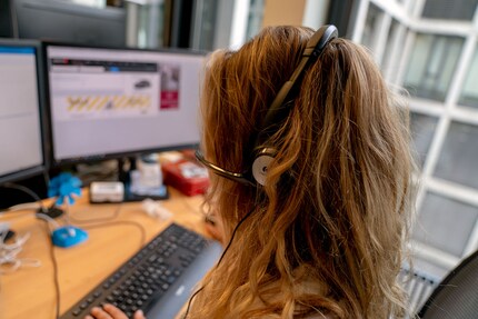 Die Angebetete arbeitet bei der Auskunft, gibt aber ihre eigene Nummer nicht raus