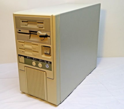 Intel 486-SX-25 Purple Ceramic, carte mère SM-486-66U Ver 5.2, 4 MB RAM, JVC JDE2850P30-2 42MB IDE HDD, lecteur de disquettes 3 x 3.5 pouces, lecteur de disquettes 5.25 pouces, carte souris Logitech, carte graphique Paradise 88 PVGA1A-JK 8-Bit, pas d’OS, bouton turbo sur l’avant