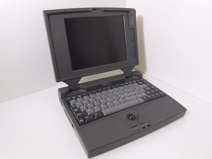 Processeur Intel i486, 4096 KB RAM, BIOS au démarrage, pas d’OS, adaptateur AC inclus, batterie incluse (aucune garantie que la batterie tient la charge)