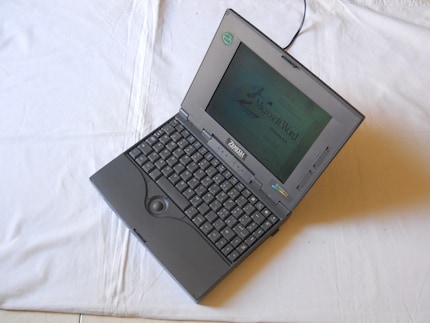 Intel i486DX4 75 MHz, 8 MB RAM, 400 MB HDD, lecteur de disquettes 3.5 pouces, PCMCIA, Dos 6.22, Windows 3.1 (italiano)