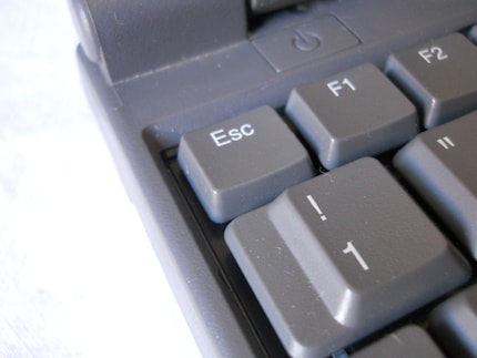 Le plus gros défaut de cet ordinateur portable: la touche Esc est légèrement enfoncée. Le propriétaire précédent devait avoir une sacrée poigne.