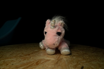 Horny mit Licht hinter der Kamera