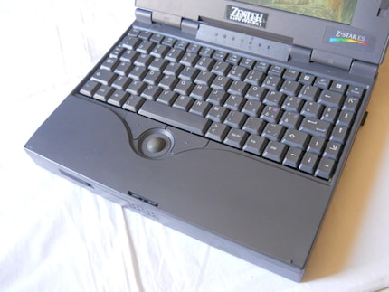 Clavier QWERTY et souris trackball.