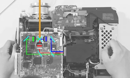 Das Schema des LCD-Beamers mit den zwei dichroitischen Spiegeln, die zunächst Rot und dann Blau herausfiltern.