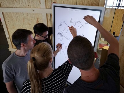 Zu viert wird es etwas eng vor dem Flipchart.