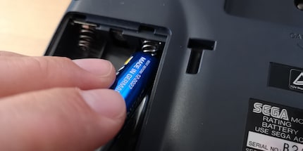L'inserimento delle batterie fa parte della vita di tutti i giorni con Sega Game Gear.
