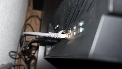 Viele Anschlüsse sind praktisch, doch die Kabel hinter dem Möbel stressen mich aus dieser Perspektive.