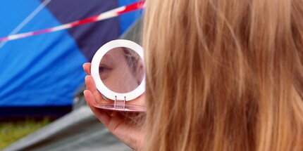 Der flache Spiegel ohne Licht hältst du unten