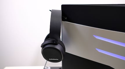 Un porte-casque rabattable est également intégré.