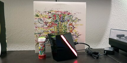 Die Box im Grössenvergleich mit Dingen die ich so rumliegen habe.